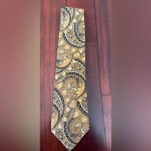 Elegant Paisley Tie in Gold and Black